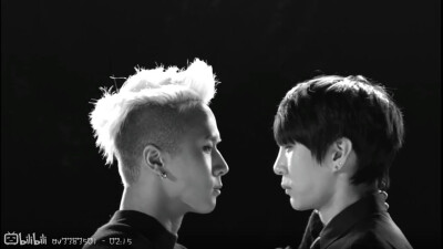 vixx演唱会慢动作视频之leo:“你要干嘛？”ravi:“难道你看不出来吗？”