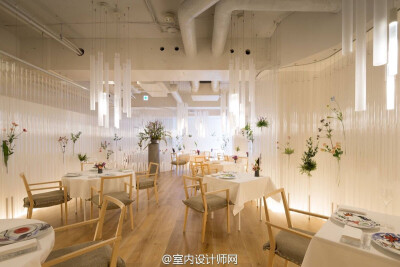 NACRÉE RESTAURANT 是一家位于东京的高级法餐厅，著名设计师隈研吾通过自然的木质元素带来柔软舒适的氛围，用无数的透明亚克力管作为划分区域的隔断，加上鲜艳的花束，浪漫，唯美。梦幻餐厅