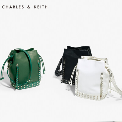 CHARLES&amp;KEITH 水桶包 CK280780232 时尚铆钉女士抽绳肩包