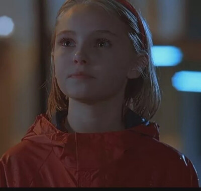 安娜索菲亚·罗伯（AnnaSophia Robb），1993年12月8日出生于美国科罗拉多州的丹佛市 美国女演员。
最早是在2004年亮相电视剧《Drake & Josh》 随后因出演电影《查理和巧克力工厂》而为观众所熟悉 2007年，凭借电影《…