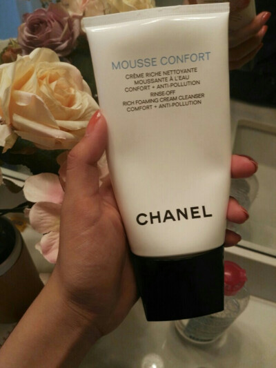 Chanel的mousse confort，一点点就超级多泡沫hhh我的感觉的比较柔和的一款洗面奶吧，挺大支用比较长时间