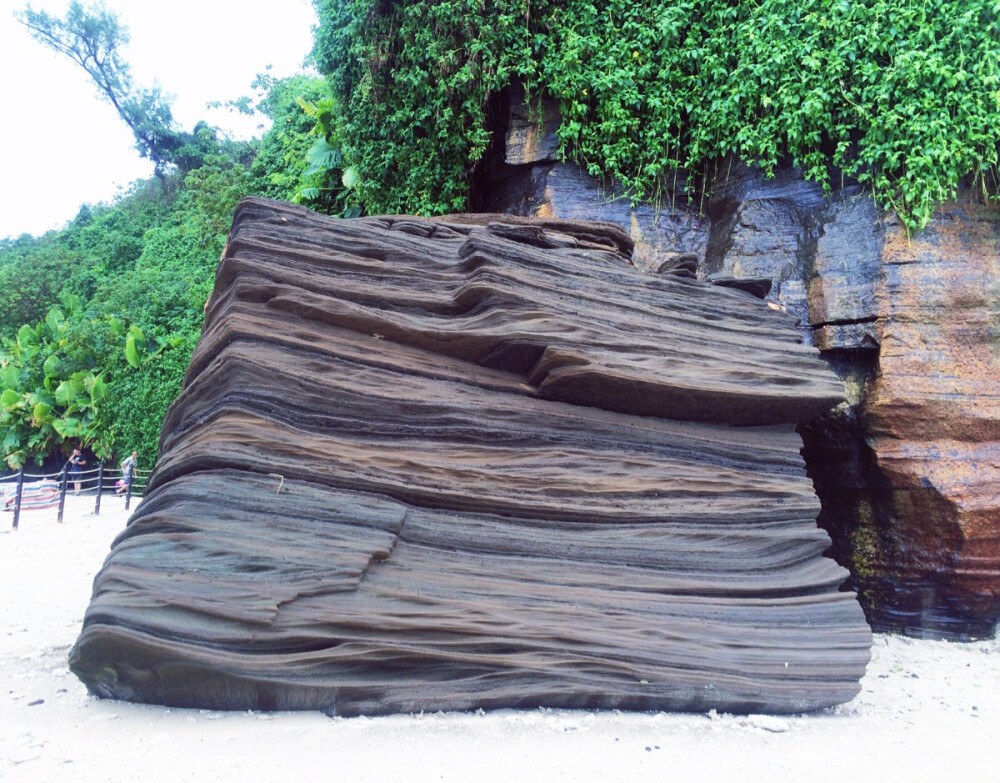 涠洲岛 这块石头真的好特别呢