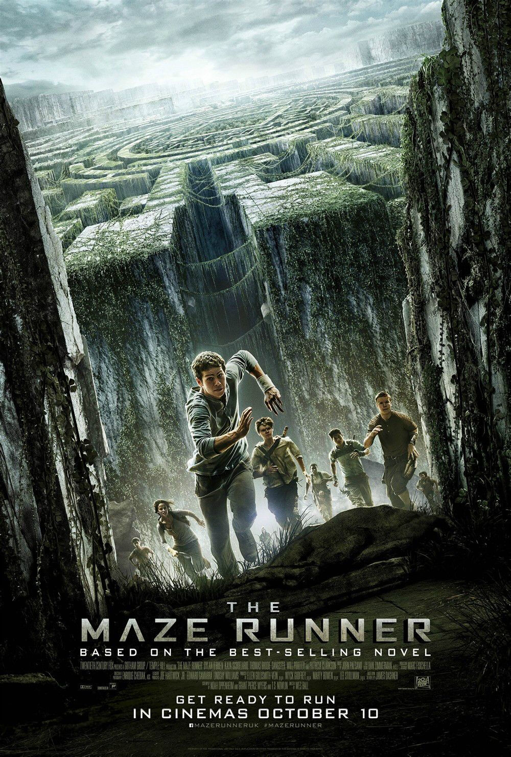 32.★★★★《移动迷宫》（The Maze Runner）是20世纪福克斯电影公司于2013年出品的科幻动作片，影片由韦斯·波尔执导，迪伦·奥布莱恩、卡雅·斯考达里奥、托马斯·桑斯特等主演。影片改编自詹姆斯·达什纳撰写的同名反乌托邦科幻小说三部曲的第一本，讲述男孩托马斯醒来时发现自己身处一个巨石组成的巨大迷宫中，他只记得自己的名字，和他一样在这个迷宫中的还有一些同样不记得自己是怎么到这里的孩子，每天早晨迷宫的大门会被打开，而到了晚上就会关闭。每个月就会有一个新的男孩到来，但令人意外的是在托马斯之后来的却是个女孩。她带来了令人惊讶的讯息：只有托马斯才能带领大家走出迷宫，前提是托马斯必须解开埋藏在他记忆深处的黑暗秘密。影片于2014年9月19日在美国上映。（电影出乎意料的好看。它既是动作、剧情片，也是悬疑推理片，更是科幻片。影片充满了各种疑问，巨大的阴谋和未知吸引着观众。少年们居住在阳光明媚的林间草地上，可四周却围着难以企及的高墙。庞大迷宫的门清晨开启，傍晚关闭；迷宫里有凶恶的火龙兽和暗藏的机关；迷宫是移动的，你永远也别想找到出口…113分钟片子，足够你的神经紧张100分钟。强烈推荐！）