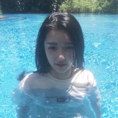 夏天日系游泳池清凉小清新韩国女生头像@小白不小也不白