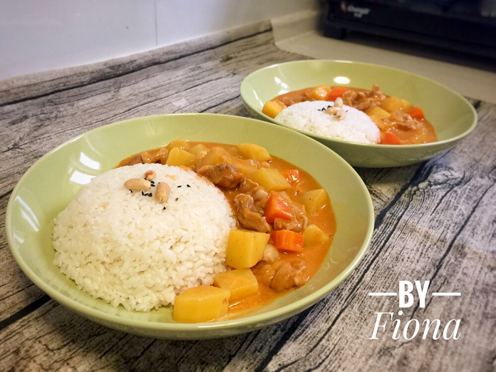 咖喱之王——Massaman Curry 马沙文咖喱 整个烹制过程也非常有趣 开始直接用椰浆里析出的椰子油炒香咖喱 最后再倒入半罐椰浆 有头有尾 加了椰糖和鱼露调整咸甜味 味觉层次饱满～还有颜色也特别美～ 酱是我们从泰国Big C带回来的 好怀念在泰国的日子哇[爱心]