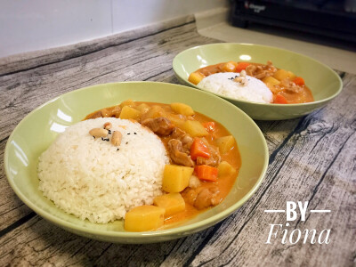 咖喱之王——Massaman Curry 马沙文咖喱 整个烹制过程也非常有趣 开始直接用椰浆里析出的椰子油炒香咖喱 最后再倒入半罐椰浆 有头有尾 加了椰糖和鱼露调整咸甜味 味觉层次饱满～还有颜色也特别美～ 酱是我们从泰国Bi…