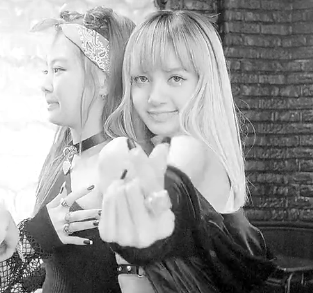 LALISA
中文名（暂译）：拉莉莎·玛诺班
姓名: Lalisa Manoban（ลลิสา มโนบาล）
国籍: 泰国
昵称：Lalice or Alice or Pokpak
年龄: 17
生日：1997年
身高:1.68-170
其他: 赢得YG泰国地区选拔第一名，从20…