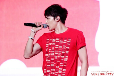 #跟Nichkhun说晚安# #尼坤# 舞台上的光鲜亮丽 背后隐藏的全部是他的努力与汗水 为了让我们见到更好的他 总是在默默的付出着 坚持着 为了不让他的付出白费 大家在回归期间一定要力所能及多做实事 让我们和Khunnie一起…