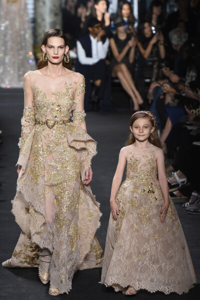 Elie Saab 2016秋冬高级定制时装周上再度开启仙女的梦幻旅程。以40年代的纽约为灵感，设计师将摩登都市与大自然相互联结。天鹅绒的华丽、欧根纱的细腻，精致的刺绣与华丽的钉珠也依旧唯美。 倾心于百鸟朝凤般的华丽…