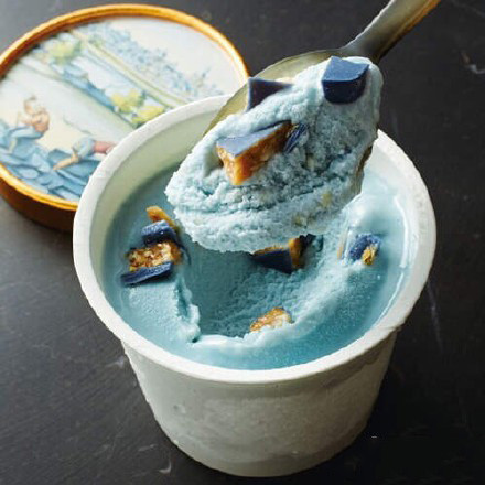 【推荐】 法国昂热巧克力老字号 店”La Petite Marquise”与日本felissimo合作，推出夏日限定的“幸福的蓝色巧克力 ”冰淇淋，材料就是梦幻的法国原产蓝色巧克力，光看就感觉很幸福的样子