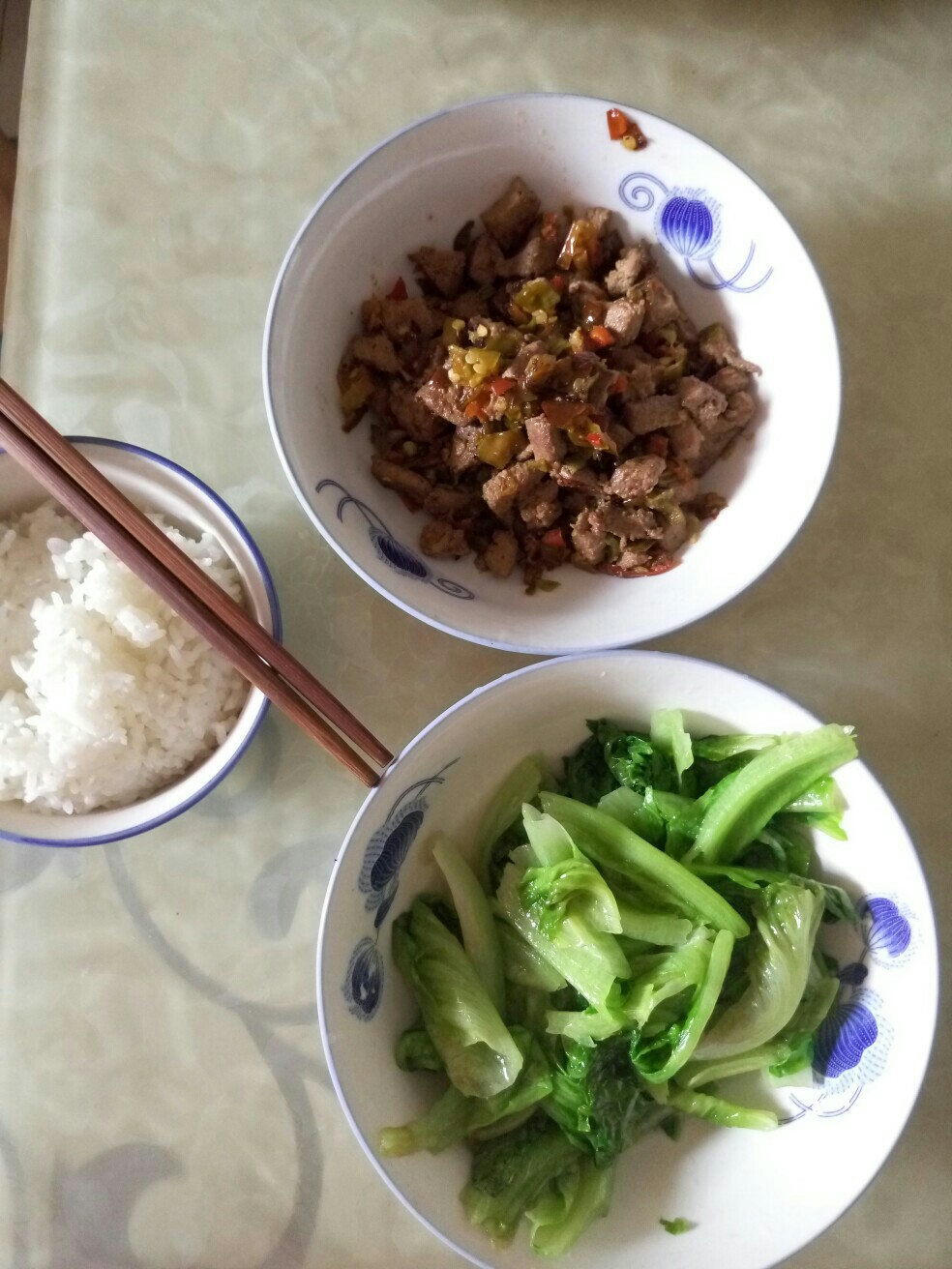 生菜+辣椒炒猪肝+大米饭