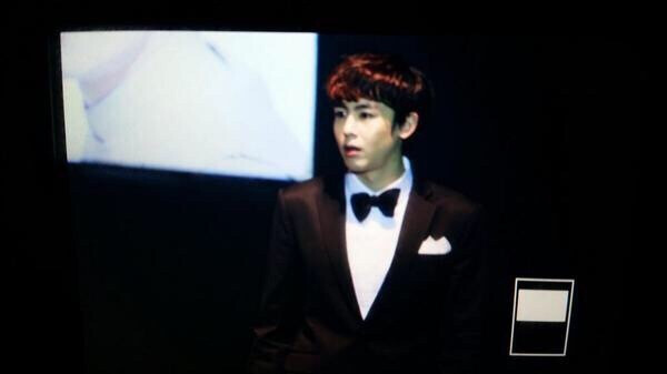 #Nichkhun##尼坤# 【140916 AJ fan meeting】困困今天没有唱泰文歌因为他没有准备好 cr:logo