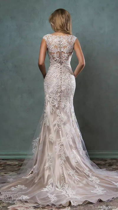 Amelia Sposa 2016 婚纱系列LookBook 新季设计延续了品牌永恒浪漫的主题，美丽的鱼尾设计、精致的蕾丝、香槟金的底衬，带给新娘们梦幻婚纱礼服～
