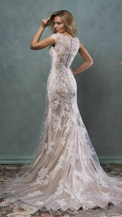 Amelia Sposa 2016 婚纱系列LookBook 新季设计延续了品牌永恒浪漫的主题，美丽的鱼尾设计、精致的蕾丝、香槟金的底衬，带给新娘们梦幻婚纱礼服～
