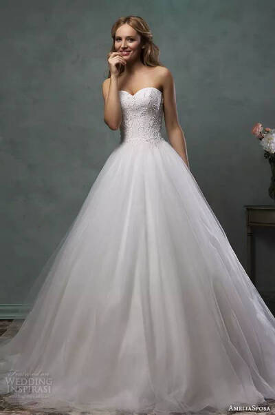 Amelia Sposa 2016 婚纱系列LookBook 新季设计延续了品牌永恒浪漫的主题，美丽的鱼尾设计、精致的蕾丝、香槟金的底衬，带给新娘们梦幻婚纱礼服～
