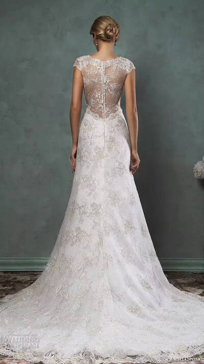 Amelia Sposa 2016 婚纱系列LookBook 新季设计延续了品牌永恒浪漫的主题，美丽的鱼尾设计、精致的蕾丝、香槟金的底衬，带给新娘们梦幻婚纱礼服～
