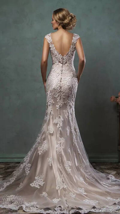 Amelia Sposa 2016 婚纱系列LookBook 新季设计延续了品牌永恒浪漫的主题，美丽的鱼尾设计、精致的蕾丝、香槟金的底衬，带给新娘们梦幻婚纱礼服～
