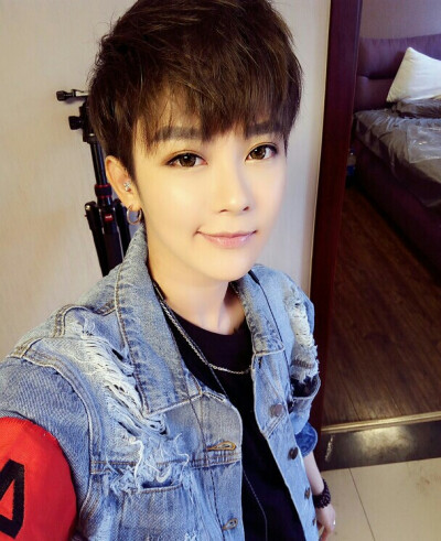 啊啊啊啊，帅萌美女神，毒药李颖✧٩(ˊωˋ*)و✧