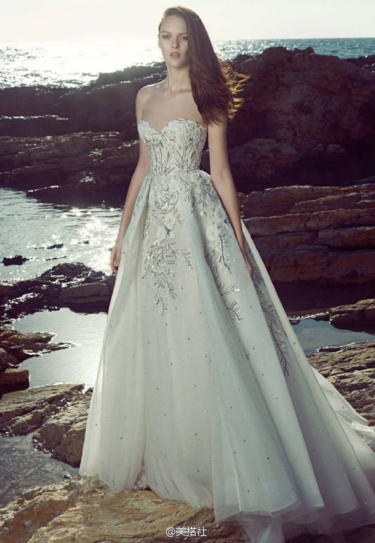 洁白婚纱大裙摆海边梦幻欧风