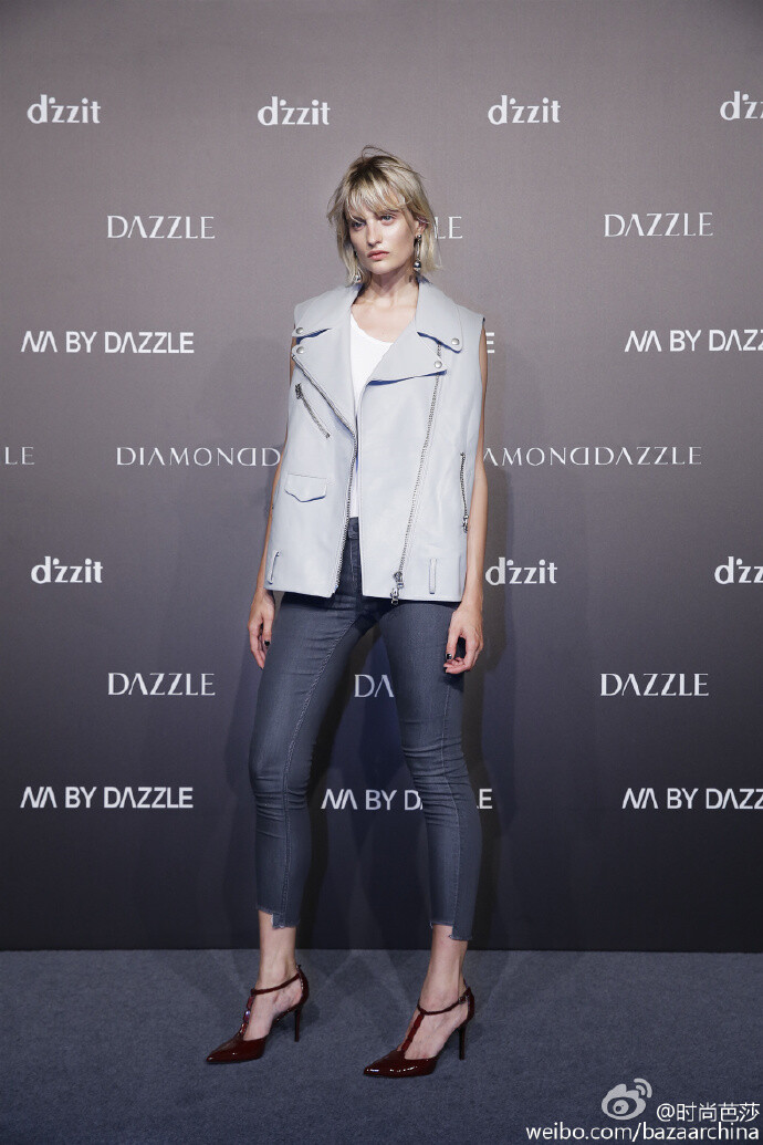 DAZZLE FASHION大秀超模荟萃，其中有来自韩国的超级名模崔素拉，Sofia Tesmenitskaya，Nastya Abramova，Soujourner Morrell，Veronika Vilim等都是首次来到中国走秀。还有游天翼、侯梦蝶、王新宇、魏小涵、董悦宁等一众耳熟能详的名字。在耀眼追光中，她们用自信的步态走出DAZZLE节奏。#IT's SHOW TIME# @DAZZLE-Fashion…