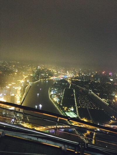 广州小蛮腰 在塔顶看广州的夜景 灯红酒绿