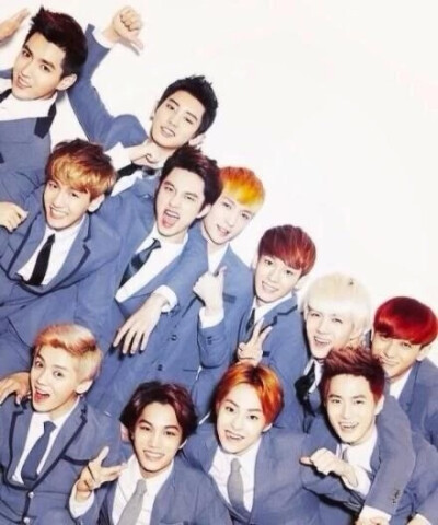 EXO WE ARE ONE
在2012年4月8日有一个男团组合同时在中韩两国出道
他们喊着we are one出道鞠躬90°是我最喜欢的弧度
组合有十二个人团名叫EXO他们都是相亲相爱的兄弟
对长辈有礼貌看见前辈会鞠躬问好他们的粉丝叫…