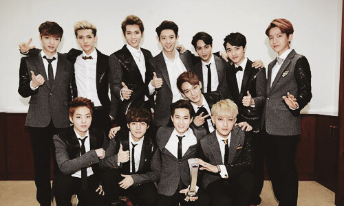 EXO WE ARE ONE
在2012年4月8日有一个男团组合同时在中韩两国出道
他们喊着we are one出道鞠躬90°是我最喜欢的弧度
组合有十二个人团名叫EXO他们都是相亲相爱的兄弟
对长辈有礼貌看见前辈会鞠躬问好他们的粉丝叫做行星饭
 后来啊，我也喜欢上了这个组合，我也有了同着全世界各地一样让我骄傲的名字——行星饭
那时候我也会叫错过12只宝贝的名字
那时候我也会对着他们的照片喊着好帅好萌
但是时光啊就像是流水，等到我把人都认出来以后，人却不齐了
我总以为我有大把的时间去看十二个人的演唱会
我总以为我有大把的时间去爱他们十二个人
 我总以为我还能不忘初心的喜欢他们爱他们
可是那只是我以为
时光告诉我真相，只有抓紧现在的时间去爱他们我才不会在以后后悔
 不管现在EXO是十二个人，十一个人，十个人，九个人……
我们还是得爱不是吗
 剩下不管是有多少个人，他们也很累不是吗
我们做粉丝的为什么不处身设地的为他们想一想
追星真的不是简单的说一句欧巴撒拉嘿而已
我承认我想念十二个人的EXO那个在舞台上闪闪发光的十二个大男孩了
时光我们不是说好你不要伤害他们的吗