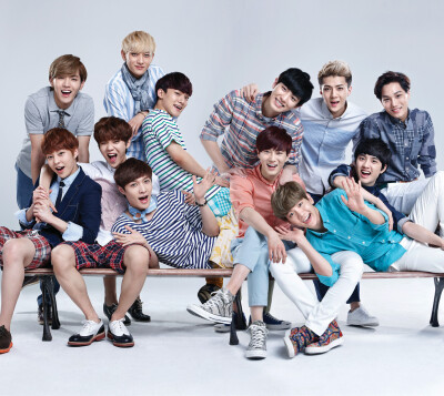 EXO WE ARE ONE
在2012年4月8日有一个男团组合同时在中韩两国出道
他们喊着we are one出道鞠躬90°是我最喜欢的弧度
组合有十二个人团名叫EXO他们都是相亲相爱的兄弟
对长辈有礼貌看见前辈会鞠躬问好他们的粉丝叫…