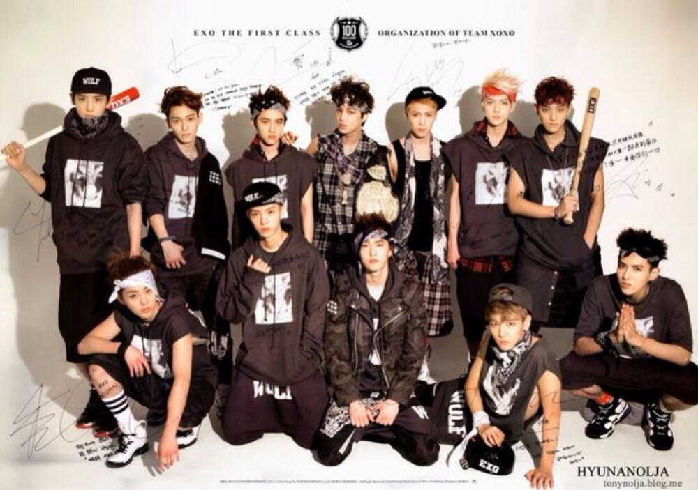 EXO WE ARE ONE
在2012年4月8日有一个男团组合同时在中韩两国出道
他们喊着we are one出道鞠躬90°是我最喜欢的弧度
组合有十二个人团名叫EXO他们都是相亲相爱的兄弟
对长辈有礼貌看见前辈会鞠躬问好他们的粉丝叫做行星饭
 后来啊，我也喜欢上了这个组合，我也有了同着全世界各地一样让我骄傲的名字——行星饭
那时候我也会叫错过12只宝贝的名字
那时候我也会对着他们的照片喊着好帅好萌
但是时光啊就像是流水，等到我把人都认出来以后，人却不齐了
我总以为我有大把的时间去看十二个人的演唱会
我总以为我有大把的时间去爱他们十二个人
 我总以为我还能不忘初心的喜欢他们爱他们
可是那只是我以为
时光告诉我真相，只有抓紧现在的时间去爱他们我才不会在以后后悔
 不管现在EXO是十二个人，十一个人，十个人，九个人……
我们还是得爱不是吗
 剩下不管是有多少个人，他们也很累不是吗
我们做粉丝的为什么不处身设地的为他们想一想
追星真的不是简单的说一句欧巴撒拉嘿而已
我承认我想念十二个人的EXO那个在舞台上闪闪发光的十二个大男孩了
时光我们不是说好你不要伤害他们的吗