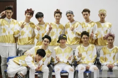 EXO WE ARE ONE
在2012年4月8日有一个男团组合同时在中韩两国出道
他们喊着we are one出道鞠躬90°是我最喜欢的弧度
组合有十二个人团名叫EXO他们都是相亲相爱的兄弟
对长辈有礼貌看见前辈会鞠躬问好他们的粉丝叫…