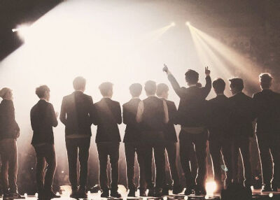 EXO WE ARE ONE
在2012年4月8日有一个男团组合同时在中韩两国出道
他们喊着we are one出道鞠躬90°是我最喜欢的弧度
组合有十二个人团名叫EXO他们都是相亲相爱的兄弟
对长辈有礼貌看见前辈会鞠躬问好他们的粉丝叫…