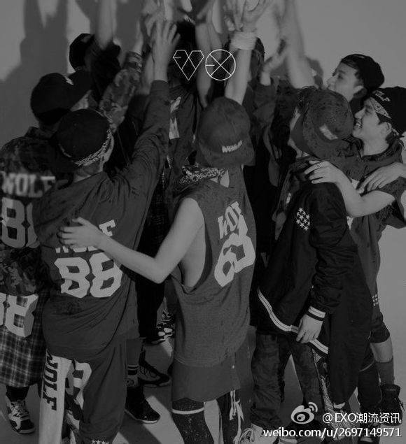 EXO WE ARE ONE
在2012年4月8日有一个男团组合同时在中韩两国出道
他们喊着we are one出道鞠躬90°是我最喜欢的弧度
组合有十二个人团名叫EXO他们都是相亲相爱的兄弟
对长辈有礼貌看见前辈会鞠躬问好他们的粉丝叫做行星饭
 后来啊，我也喜欢上了这个组合，我也有了同着全世界各地一样让我骄傲的名字——行星饭
那时候我也会叫错过12只宝贝的名字
那时候我也会对着他们的照片喊着好帅好萌
但是时光啊就像是流水，等到我把人都认出来以后，人却不齐了
我总以为我有大把的时间去看十二个人的演唱会
我总以为我有大把的时间去爱他们十二个人
 我总以为我还能不忘初心的喜欢他们爱他们
可是那只是我以为
时光告诉我真相，只有抓紧现在的时间去爱他们我才不会在以后后悔
 不管现在EXO是十二个人，十一个人，十个人，九个人……
我们还是得爱不是吗
 剩下不管是有多少个人，他们也很累不是吗
我们做粉丝的为什么不处身设地的为他们想一想
追星真的不是简单的说一句欧巴撒拉嘿而已
我承认我想念十二个人的EXO那个在舞台上闪闪发光的十二个大男孩了
时光我们不是说好你不要伤害他们的吗