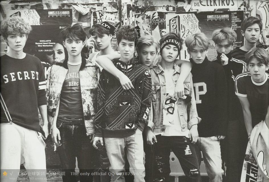 EXO WE ARE ONE
在2012年4月8日有一个男团组合同时在中韩两国出道
他们喊着we are one出道鞠躬90°是我最喜欢的弧度
组合有十二个人团名叫EXO他们都是相亲相爱的兄弟
对长辈有礼貌看见前辈会鞠躬问好他们的粉丝叫做行星饭
 后来啊，我也喜欢上了这个组合，我也有了同着全世界各地一样让我骄傲的名字——行星饭
那时候我也会叫错过12只宝贝的名字
那时候我也会对着他们的照片喊着好帅好萌
但是时光啊就像是流水，等到我把人都认出来以后，人却不齐了
我总以为我有大把的时间去看十二个人的演唱会
我总以为我有大把的时间去爱他们十二个人
 我总以为我还能不忘初心的喜欢他们爱他们
可是那只是我以为
时光告诉我真相，只有抓紧现在的时间去爱他们我才不会在以后后悔
 不管现在EXO是十二个人，十一个人，十个人，九个人……
我们还是得爱不是吗
 剩下不管是有多少个人，他们也很累不是吗
我们做粉丝的为什么不处身设地的为他们想一想
追星真的不是简单的说一句欧巴撒拉嘿而已
我承认我想念十二个人的EXO那个在舞台上闪闪发光的十二个大男孩了
时光我们不是说好你不要伤害他们的吗