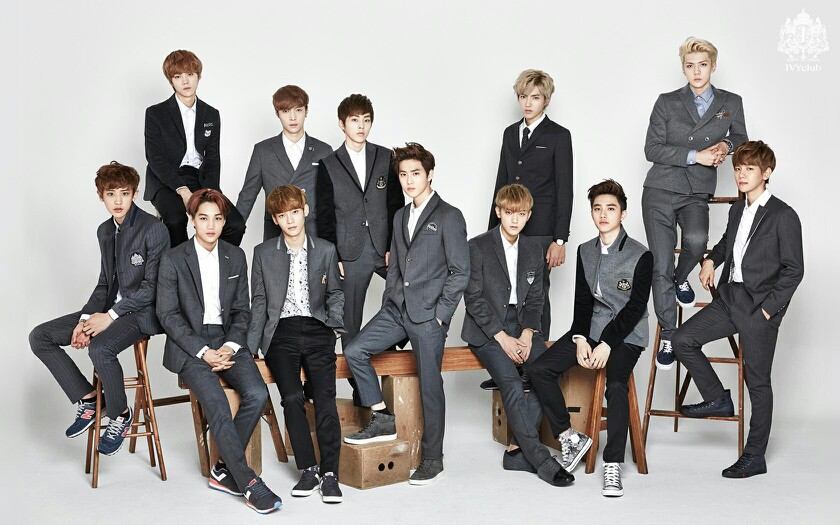 EXO WE ARE ONE
在2012年4月8日有一个男团组合同时在中韩两国出道
他们喊着we are one出道鞠躬90°是我最喜欢的弧度
组合有十二个人团名叫EXO他们都是相亲相爱的兄弟
对长辈有礼貌看见前辈会鞠躬问好他们的粉丝叫做行星饭
 后来啊，我也喜欢上了这个组合，我也有了同着全世界各地一样让我骄傲的名字——行星饭
那时候我也会叫错过12只宝贝的名字
那时候我也会对着他们的照片喊着好帅好萌
但是时光啊就像是流水，等到我把人都认出来以后，人却不齐了
我总以为我有大把的时间去看十二个人的演唱会
我总以为我有大把的时间去爱他们十二个人
 我总以为我还能不忘初心的喜欢他们爱他们
可是那只是我以为
时光告诉我真相，只有抓紧现在的时间去爱他们我才不会在以后后悔
 不管现在EXO是十二个人，十一个人，十个人，九个人……
我们还是得爱不是吗
 剩下不管是有多少个人，他们也很累不是吗
我们做粉丝的为什么不处身设地的为他们想一想
追星真的不是简单的说一句欧巴撒拉嘿而已
我承认我想念十二个人的EXO那个在舞台上闪闪发光的十二个大男孩了
时光我们不是说好你不要伤害他们的吗