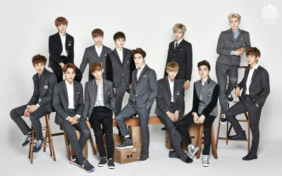 EXO WE ARE ONE
在2012年4月8日有一个男团组合同时在中韩两国出道
他们喊着we are one出道鞠躬90°是我最喜欢的弧度
组合有十二个人团名叫EXO他们都是相亲相爱的兄弟
对长辈有礼貌看见前辈会鞠躬问好他们的粉丝叫…