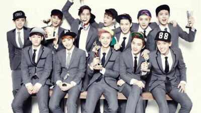 EXO WE ARE ONE
在2012年4月8日有一个男团组合同时在中韩两国出道
他们喊着we are one出道鞠躬90°是我最喜欢的弧度
组合有十二个人团名叫EXO他们都是相亲相爱的兄弟
对长辈有礼貌看见前辈会鞠躬问好他们的粉丝叫…