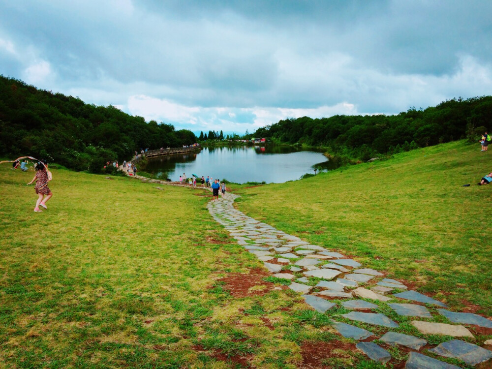 天池 天池景区需步行360还是365个阶梯，大概二十层楼的高度。天池的本来面目是湖，平淡无奇，却处于高层。往上走是云中草原，武功山也有云中草原，五年前去的吧，没什么印象，据说比武功山的美！