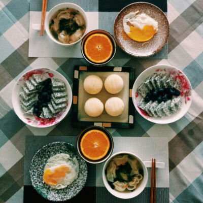 #赶路·中元#
这就像赶路
赶到明日看你
每日打包行李
每夜不远万里
就像你在身边
却又好遥远
奶奶、姥爷，在天上要快乐逍遥啊
#坐下来，好好吃早餐#
20160817