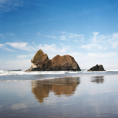 Arcadia Beach State Recreation Site
段海滩很小，南北两侧被巨大的岩石阻隔，平时只有1英里。然而如若运气好碰上落潮时分，待海水退下却能有6英里的海滩。
行驶在101公路上，我们每经过一处海滩都会下车走走。…