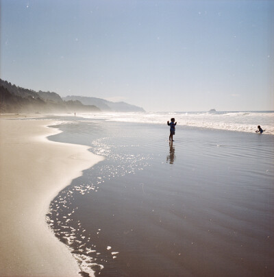 Arcadia Beach State Recreation Site
段海滩很小，南北两侧被巨大的岩石阻隔，平时只有1英里。然而如若运气好碰上落潮时分，待海水退下却能有6英里的海滩。
行驶在101公路上，我们每经过一处海滩都会下车走走。…