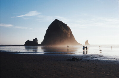 Cannon Beach
2013年，国家地理杂志的6月号刊物评选出“世界最美的100个地方”，加农海滩位列其间。原因似乎很明显：壮丽的太平洋海岸线，旖旎的沙滩，奇异的巨型礁石，茂密的温带雨林。大自然毫不吝惜地将其所拥有…