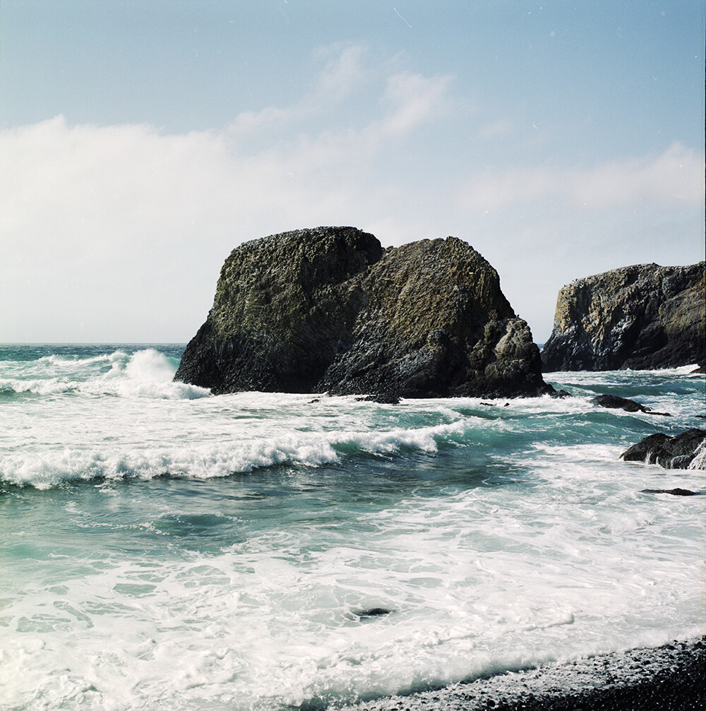 Yaquina Head Lighthouse
太平洋西北海岸那么多景点，Yaquina却有它的独特之处。这里的海滩没有细沙，取而代之的是黑色的鹅卵石。海浪拍打着堆积在岸边的小石头，撞击之间发出叮叮咚咚清脆的响声，非常特别。
Yaquina灯塔所采用的菲涅耳镜头在法国巴黎制造，1873年运抵俄勒冈后首次点亮并使用至今。规模较大的灯塔通常有一个管理员和两个助理，管理员和一级助理的家人均在此居住，二级助理则往往是个单身汉。遥想百年前，交通不发达，灯塔又往往位于距离城镇遥远的海岬处，大一点的Yaquina或有好几人在那里工作，小一点的灯塔有时仅有一两个人驻守。我难以想象经年累月独自面对太平洋的寂寞