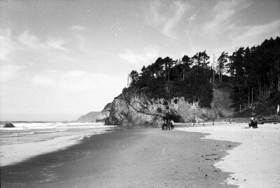 Hug Point State Park
公园倚靠着山坡，是一个很小的海湾，长满蕨类植物和云杉树丛。在公路修建起之前，海岸线上的唯一交通方式是在海滩上驾驶马车。北面的山崖下有一个人工凿出的山洞，似乎是早年间停靠马车的地方…