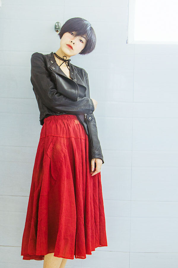 早秋，天气转凉，是穿皮衣的好时候，搭配红裙子，红黑配色，非常洋气