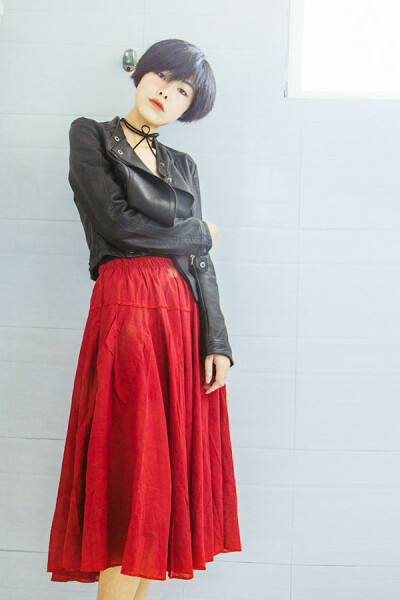 早秋，天气转凉，是穿皮衣的好时候，搭配红裙子，红黑配色，非常洋气