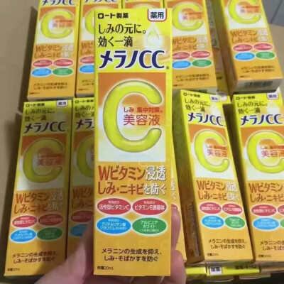 日本乐敦CC美容液，祛痘印、色斑、雀斑，VC精华美容液！20ML！日本畅销的平价美白祛痘产品，用于化妆水之后的重点护理，对于祛斑痘印在这个价位里绝对是很有效果了，连续使用一个月会有明显改变，值得推荐。干瘪痘痘…