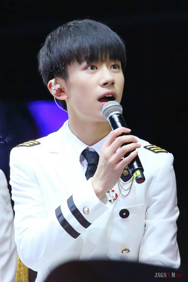 TFBOYS易烊千玺
你见过一个15岁的男孩会编舞跳舞剪辑音乐，也能提笔就是好几种字体的书法，能唱民谣《昨天的我的现在的未来》，也能唱b-box，能边打架子鼓，边喝水边玩鼓槌，也能跳中国古典水袖舞。能搞怪的跳咚巴拉，粉色的回忆，也能说出“在我们的时代留下属于我们的痕迹”“兴致盎然地和世界交手”的豪言壮志。是有着腹肌胸肌的男子汉，也是抱着轻松熊睡觉的没有安全感的小孩。
壁纸高清 氧气美男
汗水古风古装美男少年
可爱糯米团子
自在如风的少年飞在天地间比梦还遥远，逆光的你是梦中的模样
你美得像雕刻家手中一件精美的艺术品
一勾手，一抬眉都有着属于自己的味道。为什么你的眼神里有些看不分明的悲伤，寂寞，坚定，深意……
新发型特别清爽，脖子好长，鼻子好挺，皮肤好水嫩。
二次元走出的男孩，架子鼓 跳舞，美男 白西服，流浪记 黑暗天使 我们的小可爱 肌肉男 腹肌
黑白配
cr.微博见图，侵权删