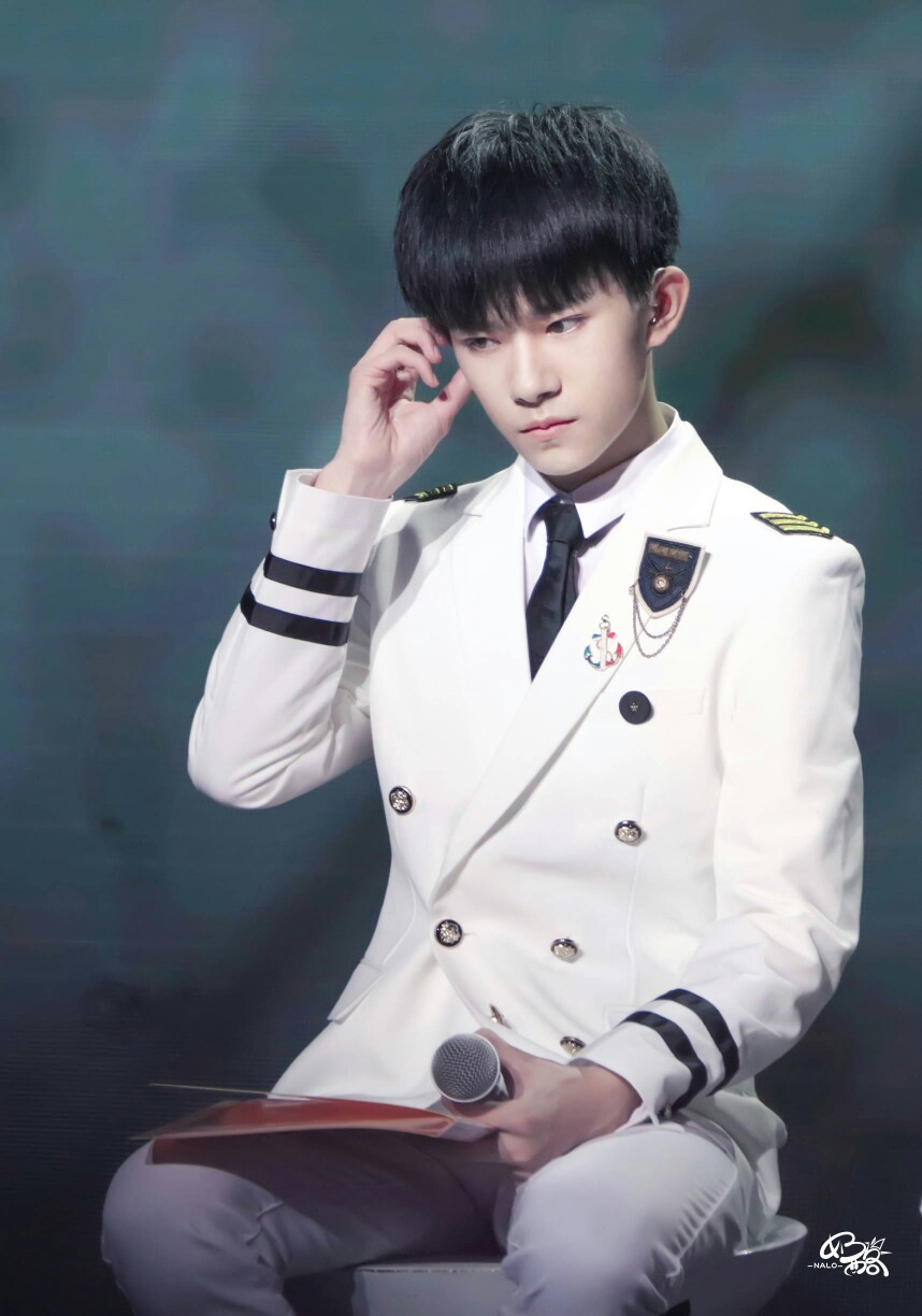 TFBOYS易烊千玺
你见过一个15岁的男孩会编舞跳舞剪辑音乐，也能提笔就是好几种字体的书法，能唱民谣《昨天的我的现在的未来》，也能唱b-box，能边打架子鼓，边喝水边玩鼓槌，也能跳中国古典水袖舞。能搞怪的跳咚巴拉，粉色的回忆，也能说出“在我们的时代留下属于我们的痕迹”“兴致盎然地和世界交手”的豪言壮志。是有着腹肌胸肌的男子汉，也是抱着轻松熊睡觉的没有安全感的小孩。
壁纸高清 氧气美男
汗水古风古装美男少年
可爱糯米团子
自在如风的少年飞在天地间比梦还遥远，逆光的你是梦中的模样
你美得像雕刻家手中一件精美的艺术品
一勾手，一抬眉都有着属于自己的味道。为什么你的眼神里有些看不分明的悲伤，寂寞，坚定，深意……
新发型特别清爽，脖子好长，鼻子好挺，皮肤好水嫩。
二次元走出的男孩，架子鼓 跳舞，美男 白西服，流浪记 黑暗天使 我们的小可爱 肌肉男 腹肌
黑白配
cr.微博见图，侵权删