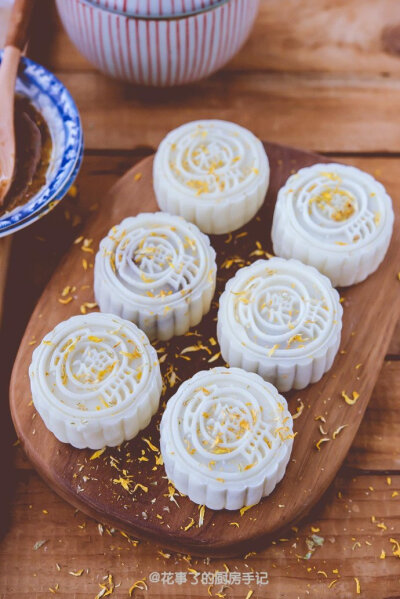 山药糕
山药糕属于中国美味糕点类食品，是一种汉族糕类药膳、味道香甜。有健脾益肾的功效。
鱼店音乐人