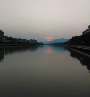 这天日落时的太阳超级红～但是手机拍不出眼见的感觉
